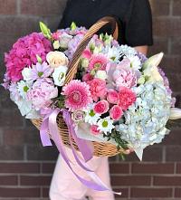 Композиция солнечный день в Карабаше Цветочная композиция из Розы, Хризантемы, Пионы и Лизиантусы в корзине в Карабаше