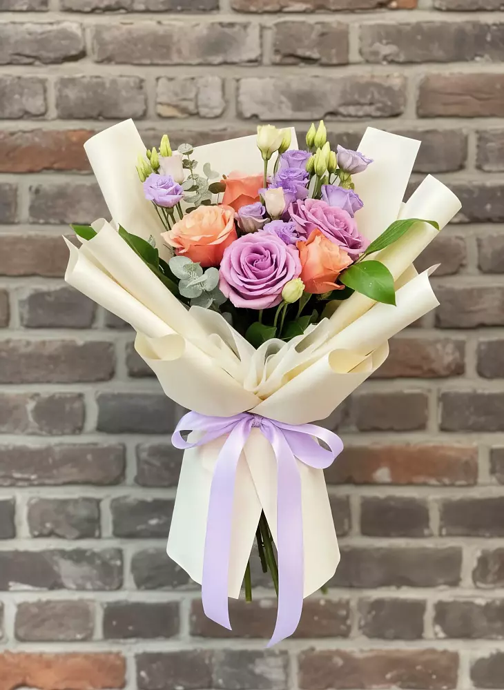 Букет цветов из: Лизиантусы и Розы в Карабаше