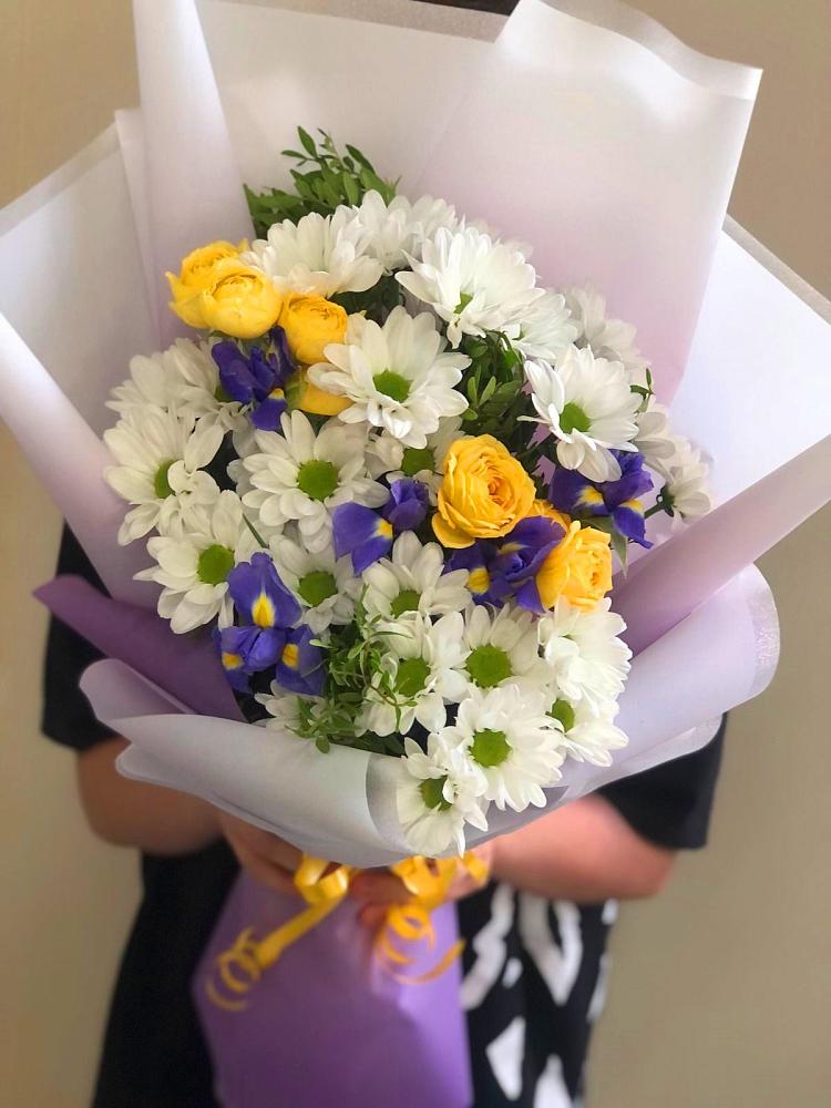 Букет цветов из: Ирисы, Хризантемы и Розы в Карабаше