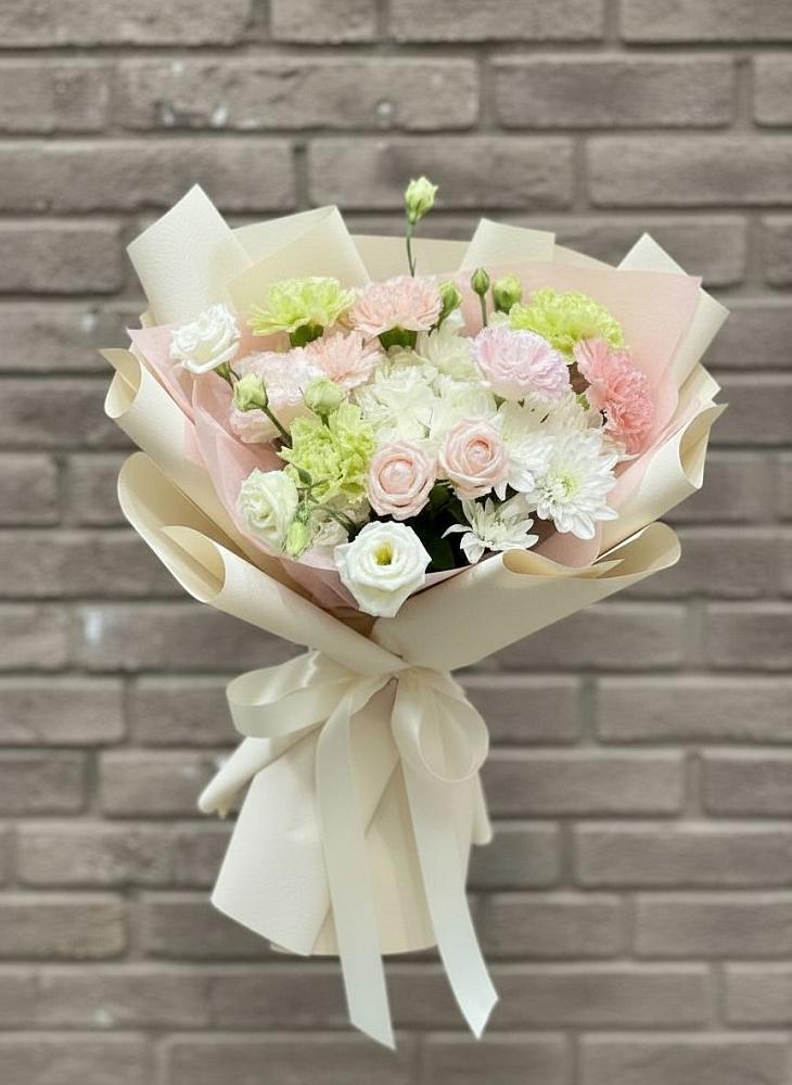 Букет цветов из: Гвоздики, Розы, Лизиантусы и Хризантемы в Карабаше