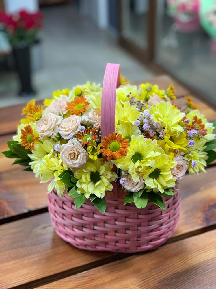 Цветочная композиция из Хризантемы и Розы в корзине в Карабаше