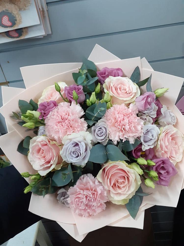 Букет цветов из: Розы, Гвоздики и Лизиантусы в Карабаше